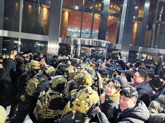 (서울=뉴스1) 박기현 기자 = 윤석열 대통령이 전격적으로 계엄령을 선포한 4일 자정 계엄군 병력이 국회 본청에 진입을 시도하자 국회 보좌진과 의원들이 막아서고 있다. 2024.12.3/뉴스1