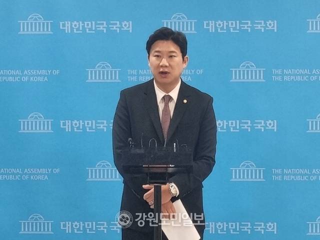 ▲ 국민의힘 진종오 청년최고위원 이 12일 국회 소통관에서 탄핵안 찬성의사를 밝히는 기자회견 을 갖고 있다. 박창현