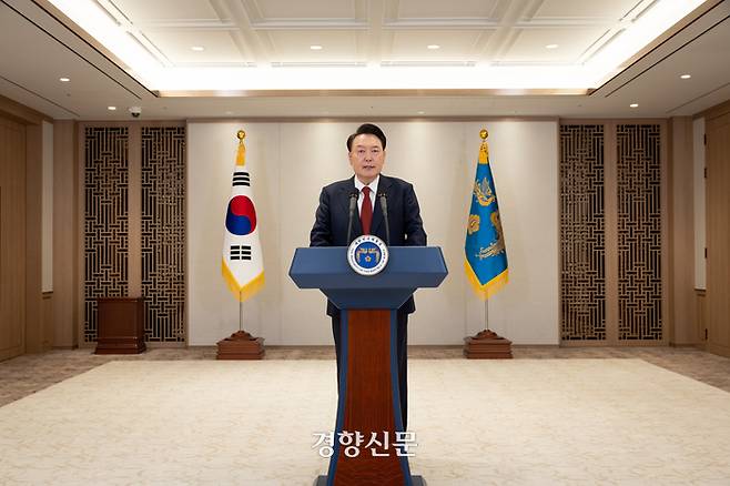 윤석열 대통령이 12일 서울 용산 대통령실청사에서 대국민담화를 하고 있다. 대통령실제공