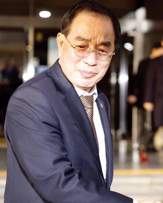 당선무효형이 확정된 하윤수 부산시교육감이 12일 오후 입장을 밝힌 뒤 시교육청을 떠나고 있다.  전민철 기자