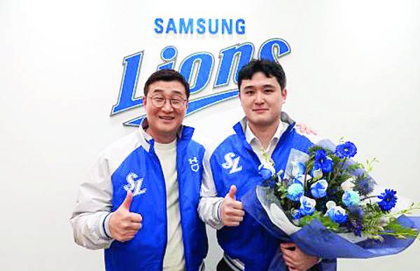 올해 자유계약선수(FA) 최대어로 꼽혀 온 최원태(오른쪽)가 지난 6일 삼성 라이온즈와 계약을 맺은 뒤 이종열 단장과 기념촬영을 하고 있다. 삼성 라이온즈 제공