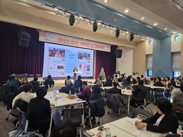 성영식 강영전기 대표가 12일 숭실대 소그룹 채플 감사 예배에서 이야기를 나누고 있다.