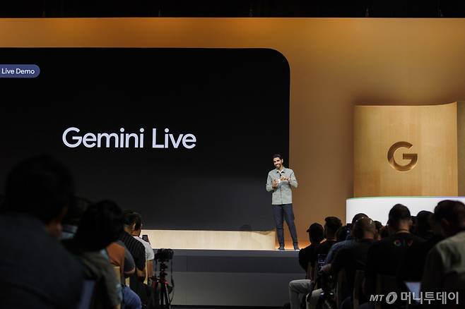 [마운틴뷰=AP/뉴시스] 샌디프 와라이치 구글 제품 매니저가 13일(현지시각) 미 캘리포니아주 마운틴뷰 구글 본사에서 열린 ‘메이드 바이 구글 2024’ 신제품 공개 행사에서 인공지능(AI) 비서 '제미나이'를 시연하고 있다. 이날 구글은 '제미나이'가 탑재된 스마트폰 픽셀9 시리즈와 픽셀 버즈 이어폰을 공개했다. 2024.08.14. /사진=민경찬
