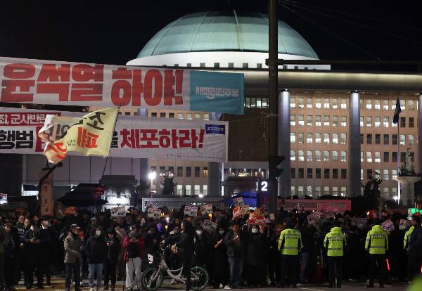 계엄군의 국회 진입을 막을 수 있었던 것에는 통신망 서비스의 공이 컸다. 사진은 지난 6일 오후 서울 여의도 국회의사당 앞에서 열린 윤석열 대통령의 퇴진 촉구 집회 모습. /사진=뉴스1