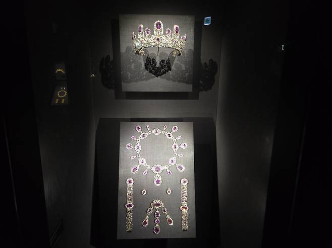 11일 서울 잠실 롯데월드타워에서 열린 ‘The Art of Jewellery : 고혹의 보석, 매혹의 시간’ 전시회에 전시된 티아라. 정석준 기자