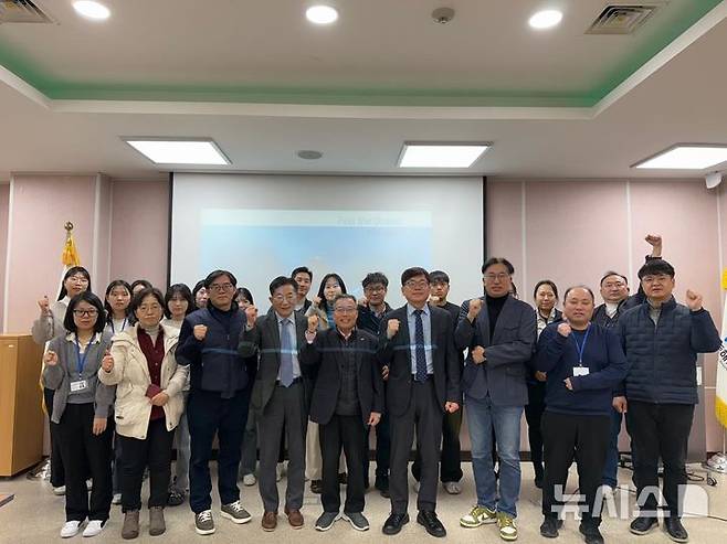 [서울=뉴시스] 경북해양과학단지(GMSP) 합동 세미나 참석자들이 기념사진을 찍는 모습.