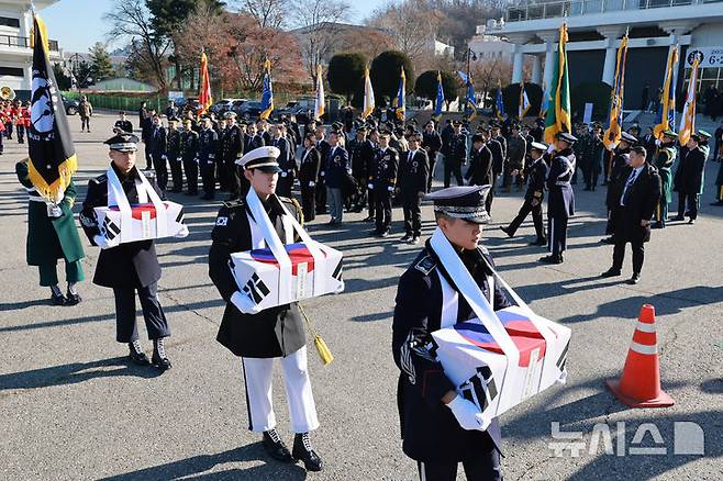 [서울=뉴시스] 이영환 기자 = 12일 오전 서울 동작구 국립서울현충원 현충관에서 열린 2024년 6.25 전사자 합동봉안식에서 국군 의장대가 영현을 봉송하고 있다. (공동취재) 2024.12.12. photo@newsis.com