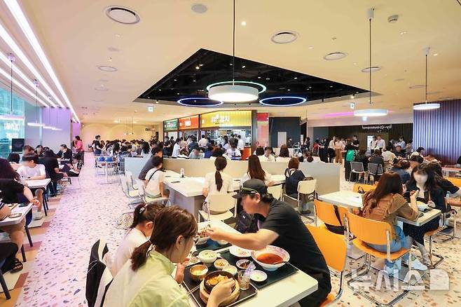 [서울=뉴시스] 인천공항 2터미널 내에 위치한 아워홈 컨세션 매장 '컬리너리스퀘어'. (사진= 아워홈 제공)