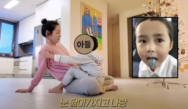 [서울=뉴시스] 11일 유튜브 채널 '자유부인 한가인'에는 '한가인 다 틀린 문제 1초 만에 맞혀버리는 영재 딸 클라스'라는 제목의 영상이 올라왔다. (사진=유튜브 갈무리) *재판매 및 DB 금지