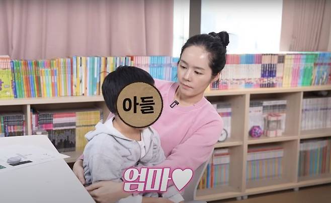 [서울=뉴시스] 11일 유튜브 채널 '자유부인 한가인'에는 '한가인 다 틀린 문제 1초 만에 맞혀버리는 영재 딸 클라스'라는 제목의 영상이 올라왔다. (사진=유튜브 갈무리) *재판매 및 DB 금지