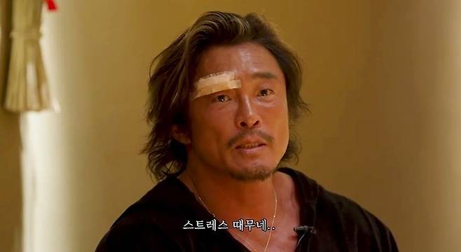 [서울=뉴시스] 이종격투기 선수 추성훈이 12일 자신의 유튜브 채널을 통해 스트레스 때문에 음주를 시작했다고 밝혔다. (사진=추성훈 유튜브 채널 화면 캡처) 2024.12.12 photo@newsis.com *재판매 및 DB 금지