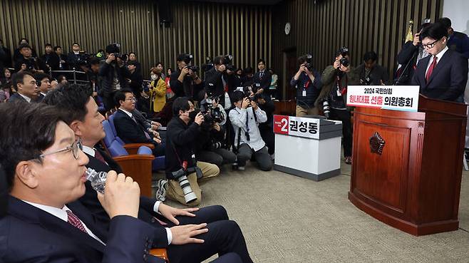 12일 오전 국회에서 열린 국민의힘 의원총회에 한동훈 대표가 참석해 발언대에 선 가운데 국민의힘 권성동 의원이 물을 마시고 있다. (사진=연합뉴스)