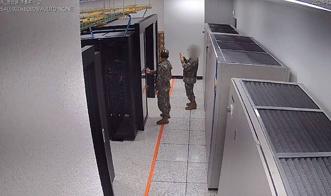 국회 행정안전위원회가 지난 3일 계엄령 선포 당시 선거관리위원회에 투입된 계엄군이 선관위 시스템 서버를 촬영하는 장면이 담긴 내부 CCTV를 6일 공개했다. 행정안전위원회 제공