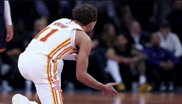 12일(한국시간) 미국 뉴욕 닉스와의 정규리그를 겸한 NBA컵 8강전 종료 직전 코트 중앙에서 주사위 놀이를 하는 듯한 퍼포먼스를 하는 애틀랜타 호크스의 트래 영. NBA 캡처