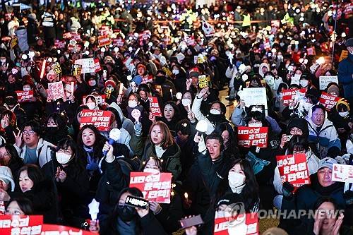 10일 오후 서울 영등포구 국회 앞에서 윤석열 대통령 탄핵을 촉구하는 촛불집회가 열리고 있다. 연합뉴스