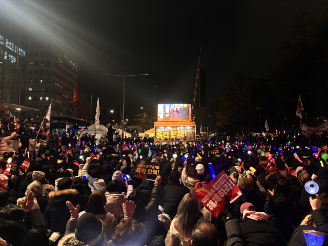 12일 저녁 서울 여의도 국회의사당 앞에서 윤석열 대통령의 탄핵을 촉구하는 촛불집회가 열리고 있다. 장형임기자