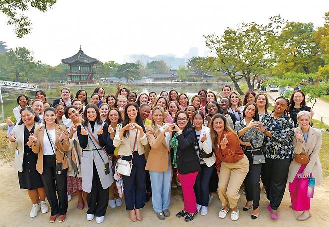 하나님의 교회 80차 해외성도방문단이 올 10월 방한해 한국의 역사와 발전상을 살폈다. 사진은 경복궁을 찾아 추억을 남기는 모습.