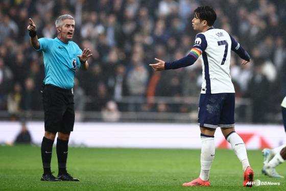 12월 1일(한국시간) 영국 런던의 토트넘 홋스퍼 스타디움에서 열린  풀럼과 2024~2025 잉글랜드 프리미어리그(EPL) 13라운드 경기 중 심판 판정에 항의하는 손흥민(오른쪽). /AFPBBNews=뉴스1