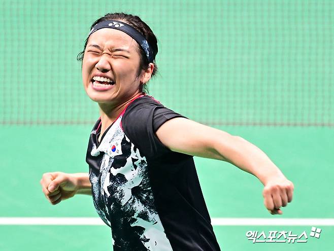 Korean women's badminton star Ahn Se-young is celebrating after winning the 2022 Hangzhou Asian Games held last year. Ahn Se-young lost to Japan's Akane Yamaguchi in the second match of the group stage of the BWF World Tour Finals held in Hangzhou, China on the 12th. Xports News DB