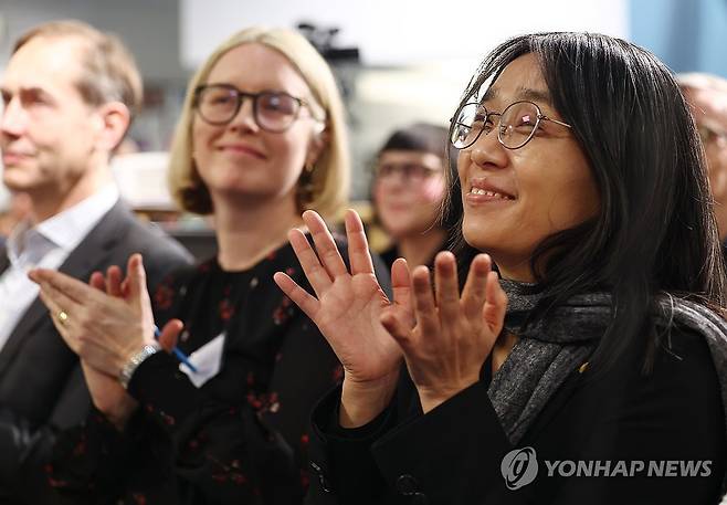 학생들 발표에 박수 보내는 한강 작가 (스톡홀름=연합뉴스) 김도훈 기자 = 2024 노벨문학상 수상자인 한강 작가가 11일(현지시간) 스웨덴 스톡홀름 외곽에 위치한 린케뷔 도서관에서 열린 노벨문학상 기념책자 낭독회에서 현지 다문화 학교 학생들의 시 낭송에 박수를 보내고 있다. 2024.12.11 superdoo82@yna.co.kr