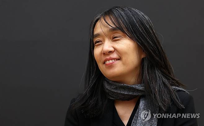 기자 간담회하는 한강 작가 (스톡홀름=연합뉴스) 김도훈 기자 = 2024 노벨문학상 수상자인 한강 작가가 11일(현지시간) 스웨덴 스톡홀름의 한 출판사에서 기자간담회를 하고 있다. 2024.12.11 superdoo82@yna.co.kr