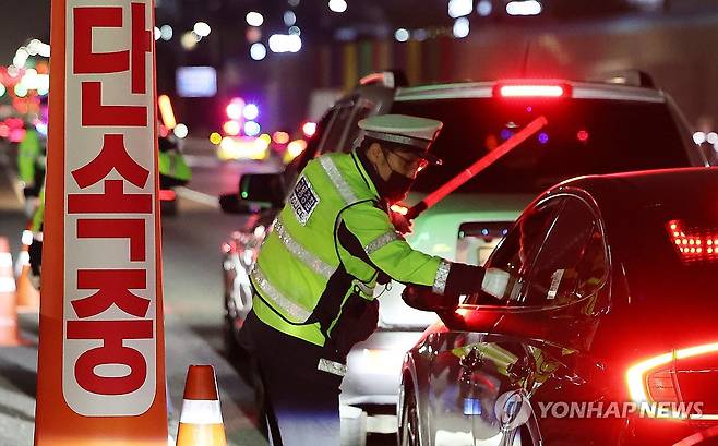 경부고속도로 음주 단속 나선 경찰 (성남=연합뉴스) 김성민 기자 = 18일 오후 경기도 성남시 경부고속도로 서울톨게이트 인근에서 경찰이 고속도로 음주운전 및 과태료 단속을 하고 있다. 2024.4.19 ksm7976@yna.co.kr