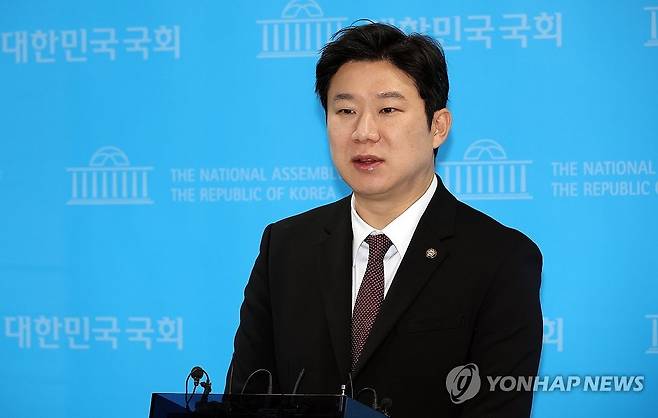 기자회견하는 진종오 의원 (서울=연합뉴스) 박동주 기자 = 국민의힘 진종오 의원이 12일 국회 소통관에서 윤석열 대통령 탄핵소추안 표결에서 "찬성표를 던지겠다"고 밝힌뒤 취재진 질문에 답하고 있다. 2024.12.12 pdj6635@yna.co.kr