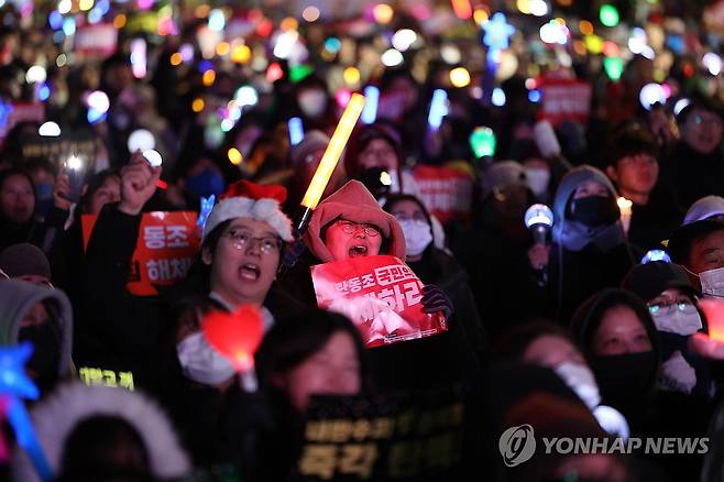 탄핵 촉구 촛불집회 (서울=연합뉴스) 김성민 기자 = 12일 오후 서울 영등포구 국회 앞에서 열린 윤석열 대통령 탄핵 촉구 촛불 집회에 참석한 시민들이 응원봉을 흔들며 구호를 외치고 있다. 2024.12.12 ksm7976@yna.co.kr