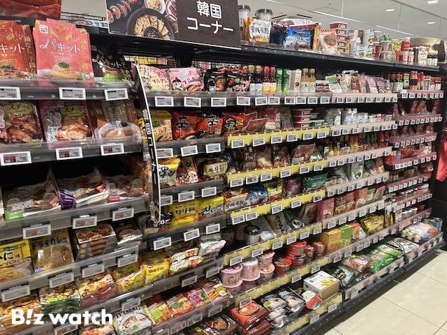 일본 도쿄의 한 슈퍼마켓 한국 코너에 삼양식품 제품이 놓여있다. / 사진=정혜인 기자 hij@
