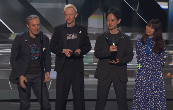 팀 아소비와 SIE 관계자가 감사의 뜻을 전했다(출처=더 게임 어워즈 실황 캡처).