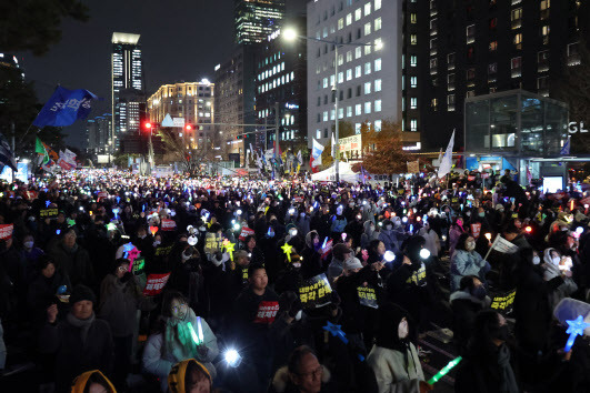 지난 12일 오후 서울 영등포구 국회 앞에서 열린 윤석열 대통령 탄핵 촉구 촛불 집회에 참석한 시민들이 응원봉을 흔들며 구호를 외치고 있다.(사진=연합뉴스)