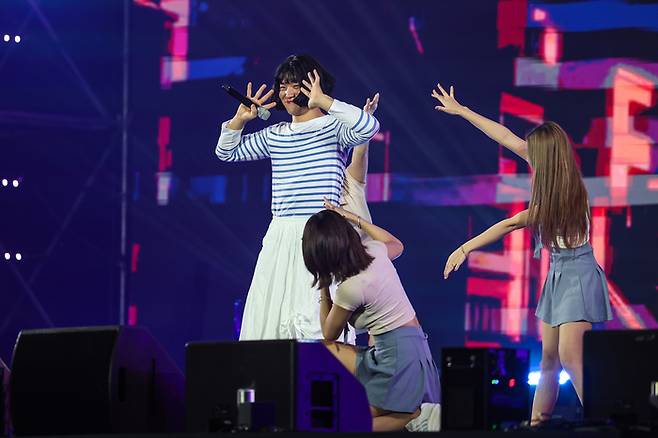 30일 광주 김대중컨벤션센터에서 KIA V12 타이거즈 페스타가 성황리에 열렸다. 김도영이 뉴진스 하니로 분해 푸른 산호초를 부르고 있다. 사진 | KIA 타이거즈