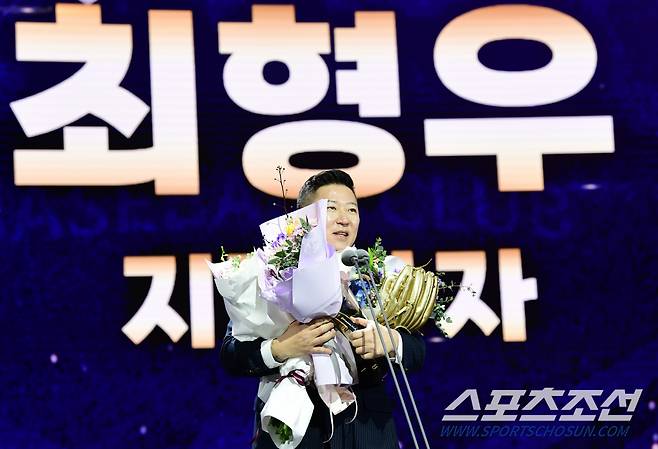 13일 오후 서울 삼성동 코엑스 오디토리움에서 2024 KBO골든글러브 시상식이 열렸다. 지명타자 부문 골든글러브 수상하는 최형우. 삼성동=송정헌 기자songs@sportschosun.com/2024.12.13/