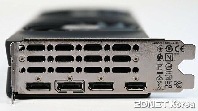 아크 B580 그래픽카드. 디스플레이포트 2.1 3개, HDMI 2.1a 1개 등 총 4개 단자를 내장했다. (사진=지디넷코리아)