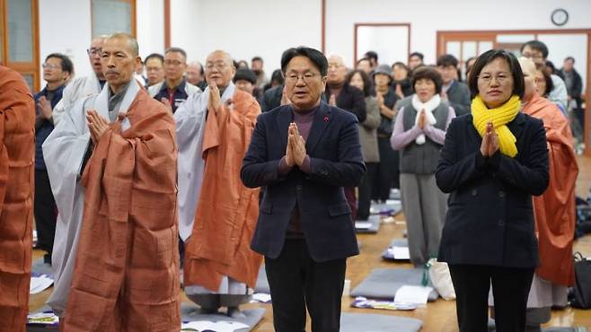 광주 불교연합회와 신행 단체가 13일 오후 광주시 서구 무각사 내 광주불교회관에서 ‘광주 불교 사부대중(四部大衆) 시국법회’를 개최한 가운데 강기정 광주시장과 강은미 정의당 전 국회의원이 참석했다. 사부대중은 스님과 신도를 통틀어 일컫는 말이다. 송보현 기자