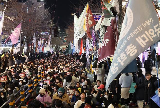 전국 대학 총학생회 공동행동이 13일 오후 서울 서대문구 연세로에서 집회를 열고 윤석열 대통령 퇴진을 요구했다. /연합뉴스