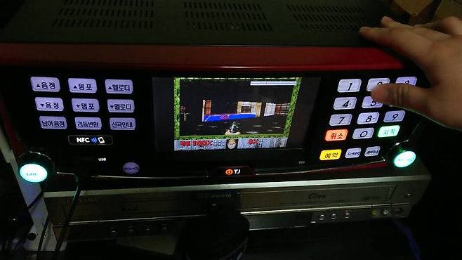 노래방 기기에서 돌아가는 둠 (출처=가스 저녁놀 마을 유튜브 채널)