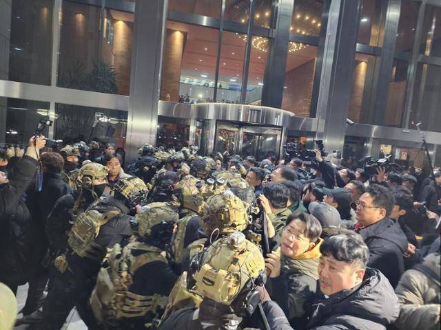 윤석열 대통령이 불법 계엄령을 선포한 3일 계엄군 병력이 국회 본청에 진입을 시도하자 국회 보좌진과 의원들이 막아서고 있다. 뉴스1