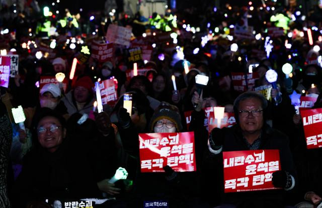 지난 10일 서울 여의도 국회 앞에서 열린 '내란수괴 윤석열 즉각 탄핵' 시민촛불집회에서 참석자들이 구호를 외치고 있다. 뉴시스