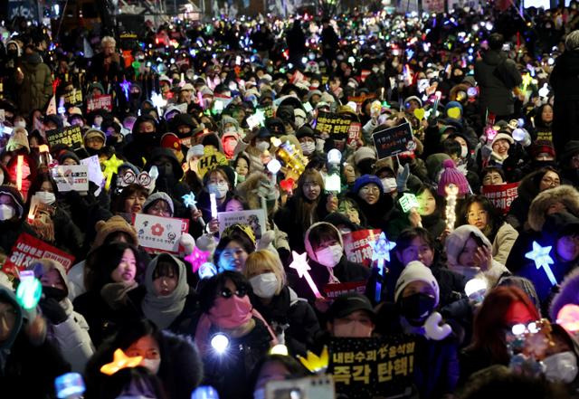 '윤석열 즉각 퇴진·사회대개혁 비상행동' 주최로 13일 서울 영등포구 국회의사당 인근에서 열린 탄핵소추안 국회 통과 촉구 촛불집회에서 참가자들이 응원봉을 들고 집회에 참여하고 있다. 연합뉴스