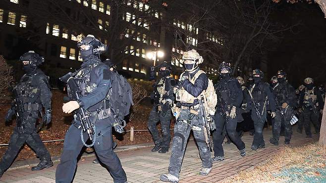 국회 본회의에서 비상계엄 해제를 의결한 4일 새벽 군 병력이 국회에서 철수하고 있다 [자료사진제공:연합뉴스]