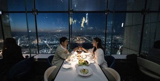 상공 500m에서 서울 풍광을 보며 식사하는 서울스카이 123라운지. 이달 24·31일 특별 메뉴를 선보인다. 김경록 기자