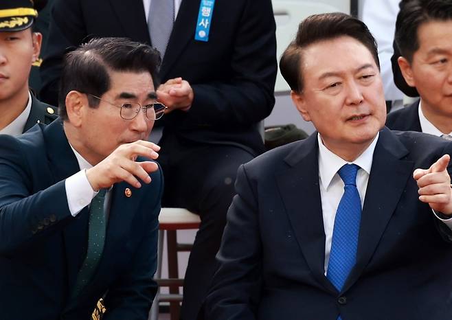 윤석열 대통령이 지난 10월1일 서울 광화문 일대에서 열린 국군의날 시가행진 중 세종대왕상 앞 관람 무대에서 드론부대의 행진을 보며 김용현 당시 국방부 장관과 대화하고 있다./사진=연합뉴스