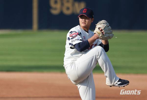 지난달 12일 롯데기 야구 대회에서 역투하고 있는 정선우. 롯데자이언츠제공