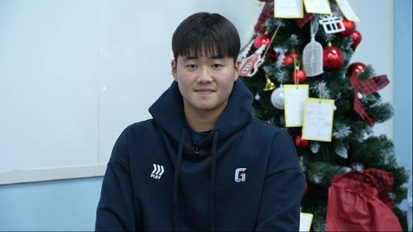 취재진의 질문에 답하고 있는 롯데자이언츠 육성선수 정선우. 김진철PD