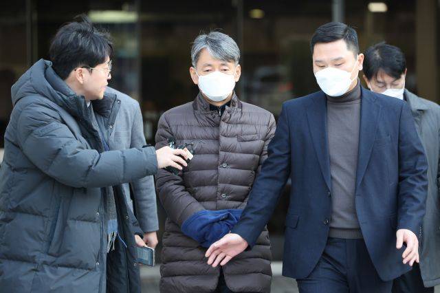 12·3 비상계엄 사태 관련 내란 혐의를 받는 조지호 경찰청장이 13일 오후 서울중앙지법에서 열린 구속 전 피의자 심문(영장실질심사)을 마친 뒤 청사을 나서고 있다. 연합뉴스