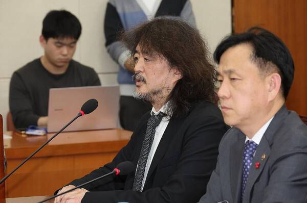 13일 서울 여의도 국회에서 12·3 비상계엄에서의 국가기간방송 KBS 및 관계기관의 역할 등에 대한 현안질의 등을 위해 열린 과학기술정보방송통신위원회 전체회의에서 방송인 김어준 씨가 질의에 답변하고 있다. 연합뉴스