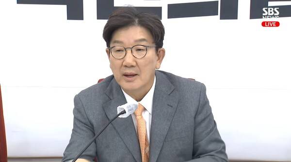 ▲권성동 국민의힘 신임 원내대표가 13일 현안 기자간담회에서 윤석열 대통령 2차 탄핵 표결 당일인 14일에 찬반 여부 등을 당론으로 정하기로 했다고 밝히고 있다. 사진=국민의힘 영상갈무리