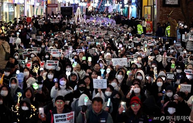 9일 오후 대구 중구 CGV 대구한일 앞에서 열린 윤석열 퇴진! 대구시민시국대회에서 시민들이 응원봉을 흔들며 윤석열 대통령 퇴진 구호를 외치고 있다./사진=뉴시스