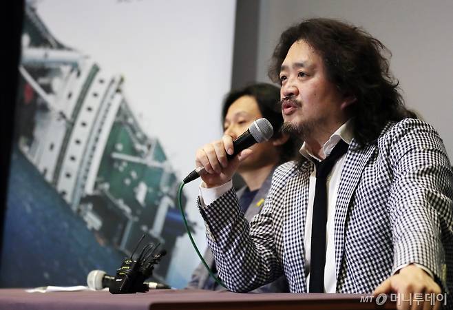 김어준 총수가 17일 오후 서울 동작구 사당동 아트나인에서 열린 다큐멘터리 영화 '그날, 바다' 상영보고회에 참석해 인사말을 하고 있다.  '그날, 바다'는 2014년 4월 16일 세월호의 항로를 기록한 AIS를 추적해 아직도 밝혀지지 않은 침몰 원인에 대해 과학적인 분석과 증거로 접근하는 추적 다큐멘터리 영화로 지난 12일 개봉 후 현재까지 20만명이 넘는 관객들이 찾았다. /사진=김창현 기자 chmt@